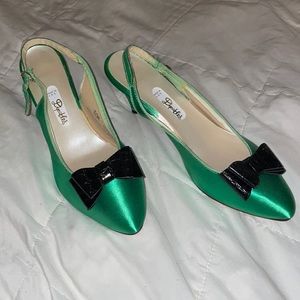Dyeables Emerald Green Kitten Heels Size 8!